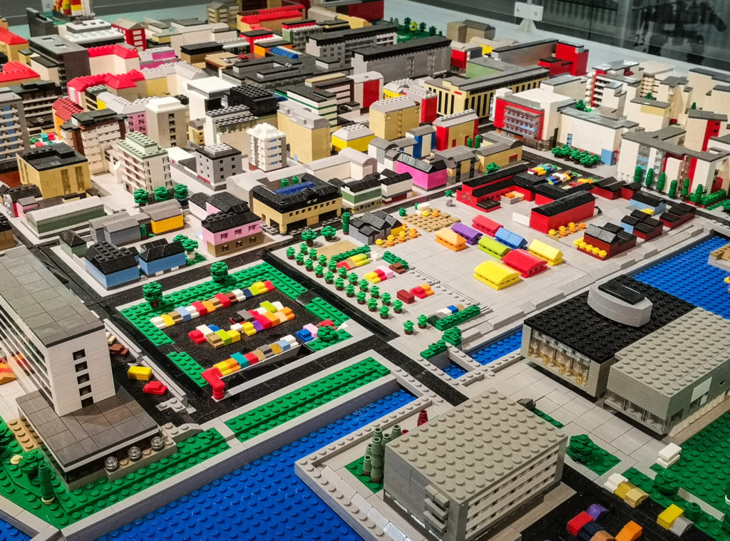 Legoista rakennettu värikäs kaupunki.
