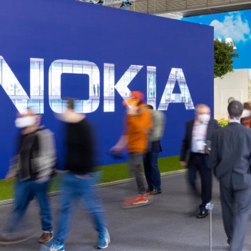 Ihmisiä kävelee Nokia-kyltin ohi