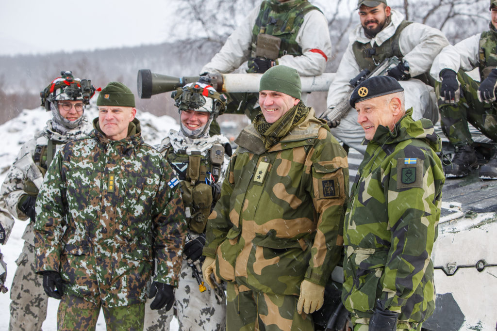 Cold Response -sotaharjoitus 2022 Norjassa. Kuvassa usean maan puolustusvoimien henkilökuntaa.