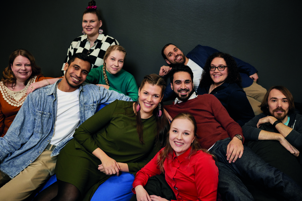 Oulun yliopiston kansainvälisiä opiskelijoita ryhmäkuvassa. 