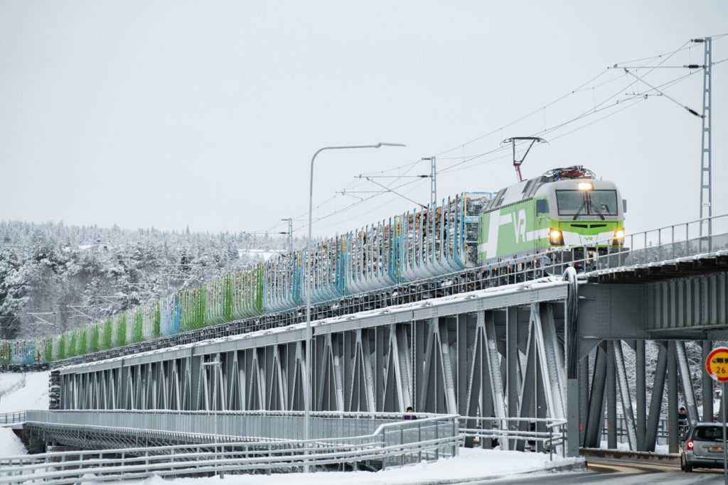 Juna ylittää Ounaskosken siltaa Rovaniemellä.