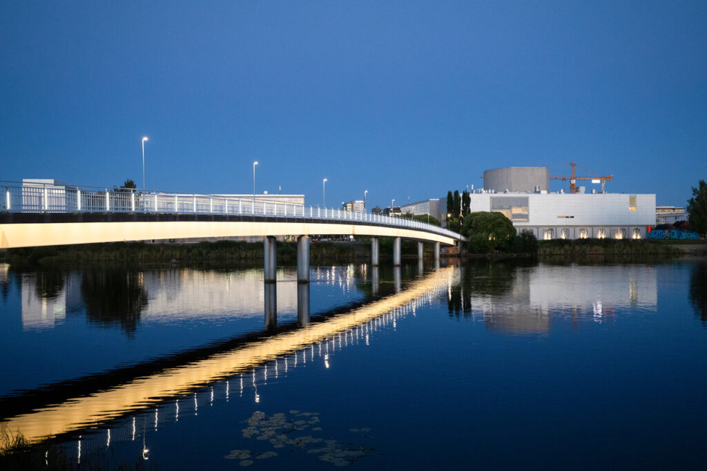 Pikisaari bridge and Oulu Theatre in the summer evening
