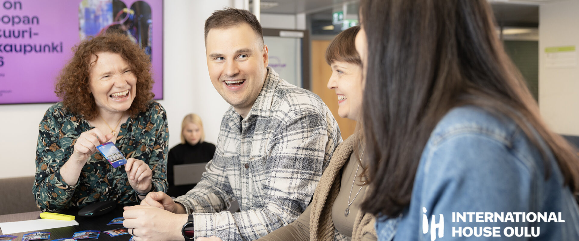 Kolme ihmistä pöydän äärellä BusinessAsemalla