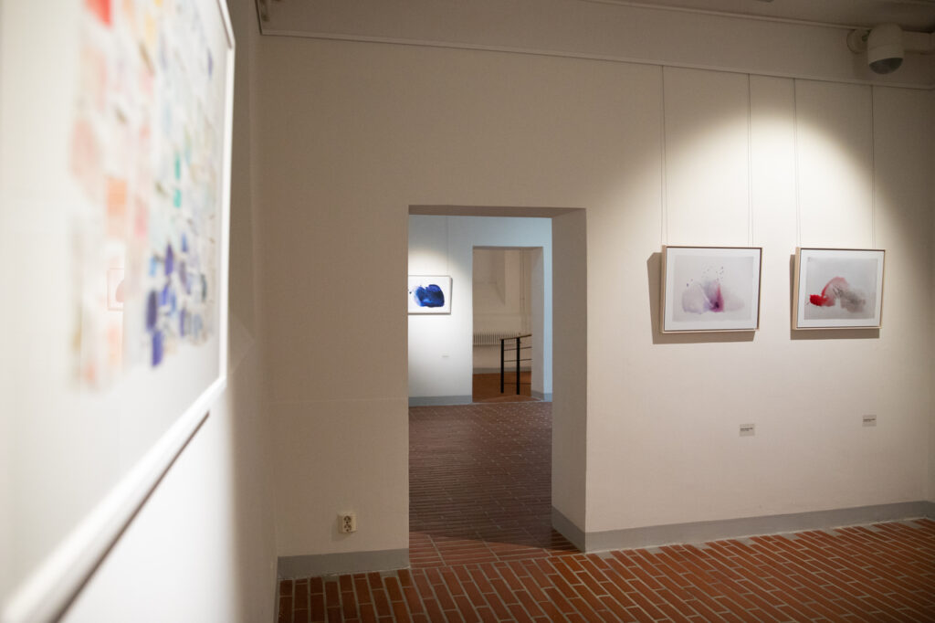 Pohjoisen valokuvakeskuksen galleria Valveella. Esillä erilaisia teoksia ripustettuna seinille.