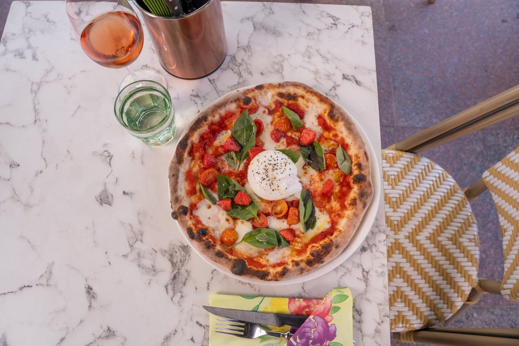 Pizza marmoripintaisella pöydällä